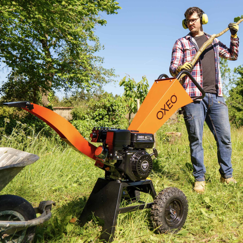 Broyeur de végétaux thermique 7CV - branches diamètre 6,5cm - Moteur 212 cm3 4 temps - Roues gonflées 30cm - Facile à déplacer