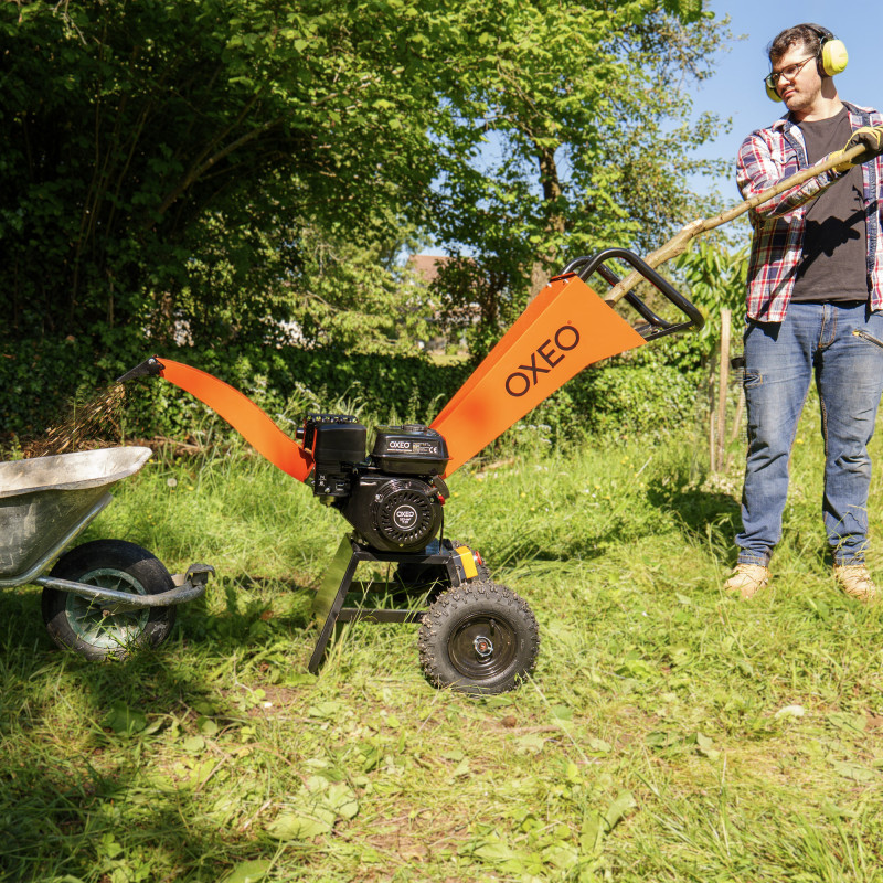 Broyeur de végétaux thermique 7CV - branches diamètre 6,5cm - Moteur 212 cm3 4 temps - Roues gonflées 30cm - Facile à déplacer